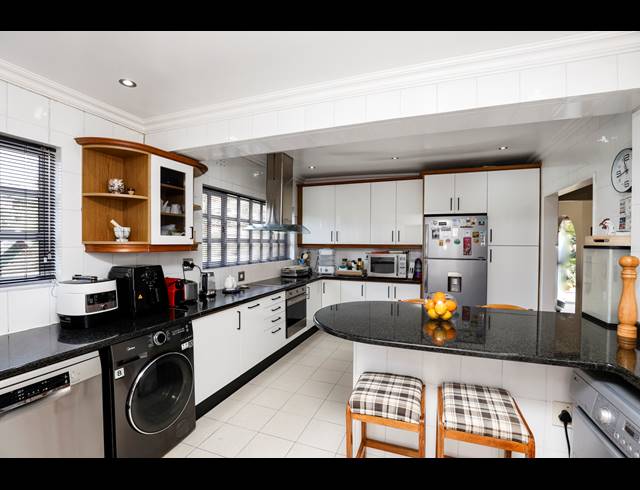 4 BEDROOM HOUSE FOR SALE IN LA LUCIA